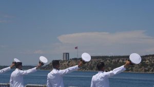 Deniz Harp Okulu öğrencileri Çanakkale Şehitlerini selamladı