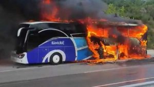 Motoru tutuşan yolcu otobüsü kül oldu, alevler ormana sıçradı