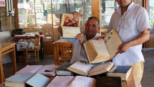 61 yıldır, Assos'u gezen turistlerin anılarını 35 defterde biriktirdi