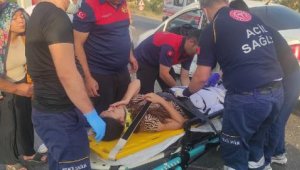 Kaza yaptığı otomobilde sıkışan kadın sürücüyü itfaiye çıkardı: 3 yaralı