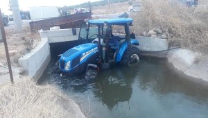 TIR'ın çarptığı traktör su kanalına uçtu: 2'si ağır 5 yaralı