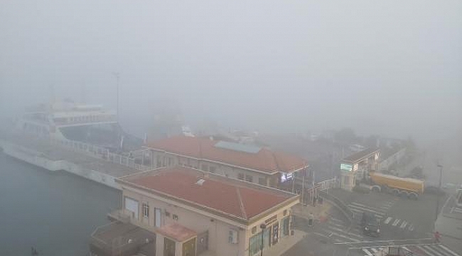 Çanakkale Boğazı'nda yoğun sis nedeniyle deniz ulaşımı durdu  