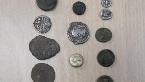 Evde 19 sikke ele geçirildi