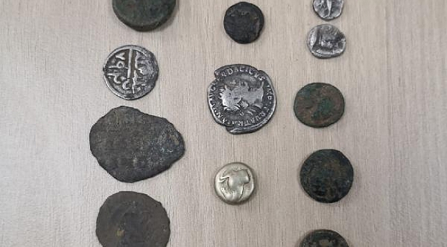 Evde 19 sikke ele geçirildi