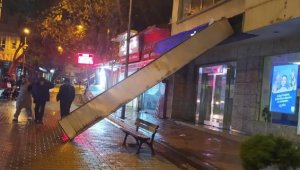 Gelibolu'da lodos çatı uçurdu, ağaçları devirdi 