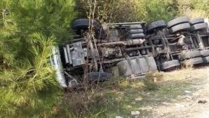 Kamyon devrildi; baba öldü, oğlu yaralı
