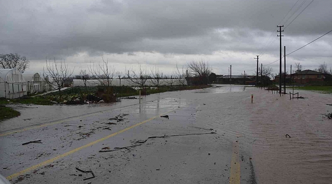 Çanakkale'de şiddetli yağış sebebiyle seraları su bastı
