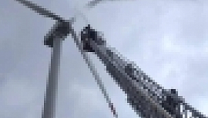 Ezine'de rüzgar gülüne yıldırım düştü