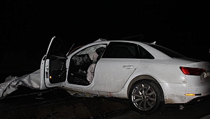 Çanakkale'de Feci Kaza ''Akaryakıt istasyonundan yola çıkan tıra otomobil çarptı: 5 ölü''