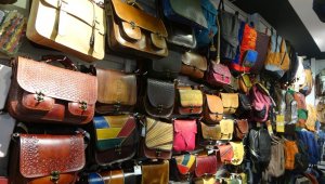 Çanakkale'de rahat tavırlarıyla güpegündüz çanta çalan hırsız pes dedirtti