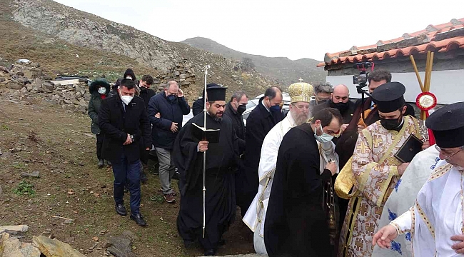 Yunanistan Dışişleri Bakan Yardımcısı Katsaniotis Gökçeada'da Aziz Trifonos Kilisesi'nde düzenlenen ayine katıldı