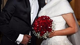 Kendisinden yaşça büyük erkekleri evlilik vaadiyle kandırdı... 5 milyon liralık vurgun yapan kadın aranıyor!