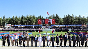 Vali İlhami AKTAŞ, 2002/2 Tertip 3.Devre Acemi Erlerin And İçme Törenine Katıldı