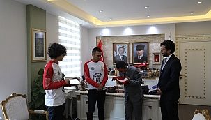 Vali İlhami AKTAŞ, Afyonkarahisar'dan Getirilen Şehitlik Toprağı ve Türk Bayrağını Teslim Aldı