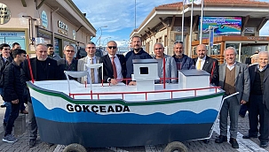 Gökçeada Belediye Başkanı Ünal Çetin, GESTAŞ'I Protesto Etmek İçin Maket Gemiyi iskelede Yürüttü.