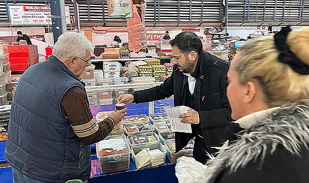 GELECEK PARTİSİNDEN PAZARCI ESNAFINA ÇAY VE SİMİT İKRAMI