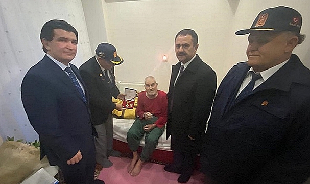 VALİ AKTAŞ, KORE GAZİSİ HÜSEYİN ERGÜN'Ü ZİYARET ETTİ