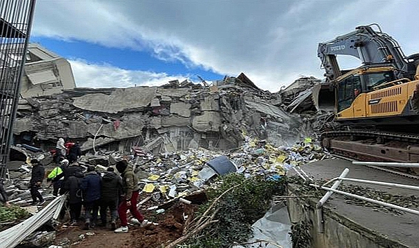 7.7'LİK DEPREMDE CAN KAYBI 1651'E YÜKSELDİ!