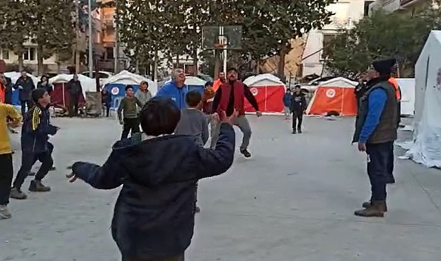 Başkan Bayram ve Başkan Uygun deprem bölgesinde: Çocuklar ile maç yaptılar