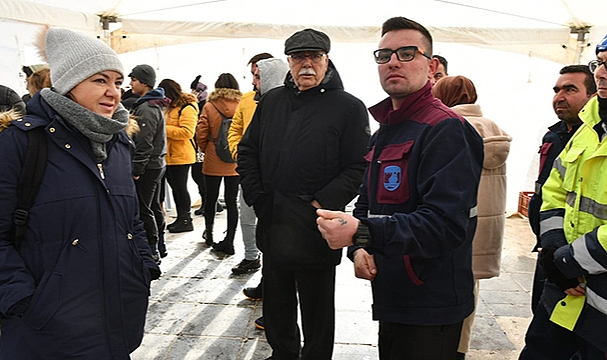 BAŞKAN GÖKHAN'DAN KIZILAY ÇADIRINA ZİYARET