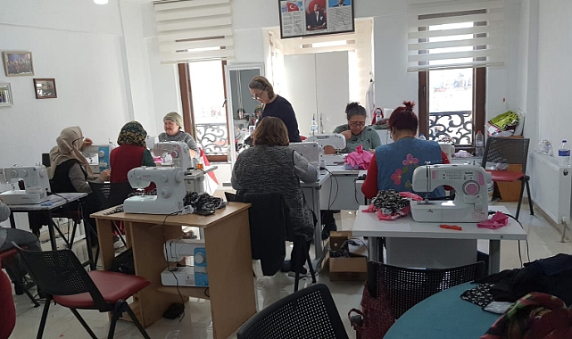 DEPREMDEN ETKİLENEN VATANDAŞLARIMIZ İÇİN ÇANAKKALE'DE UYKU TULUMU ÜRETİMİ BAŞLADI