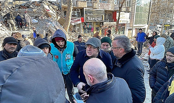 MUHARREM ERKEK, DEPREM BÖLGESİNDE