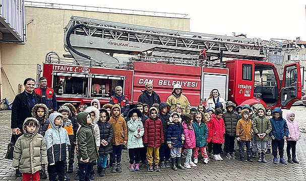 MİNİKLERİN İTFAİYE GEZİSİ HEYECANI