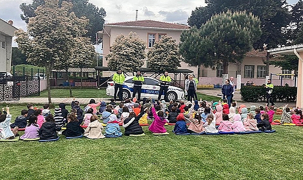 BİGA'DA MİNİKLER TRAFİK KURALLARI KONUSUNDA BİLGİLENDİRİLDİ