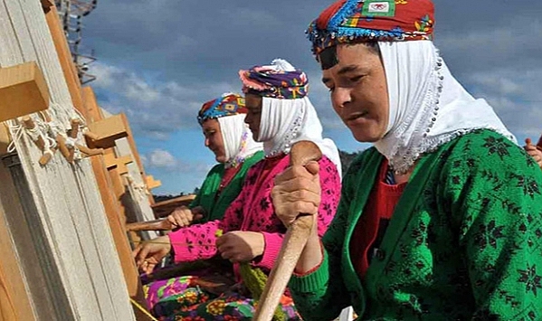 700 YILLIK DESENLER AYVACIK HALISI İLE GÖRÜCÜYE ÇIKIYOR