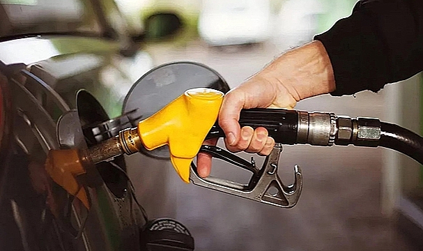 BENZİNE 2 LİRA 70 KURUŞ, MOTORİNE İSE 1 LİRA 37 KURUŞ ZAM!