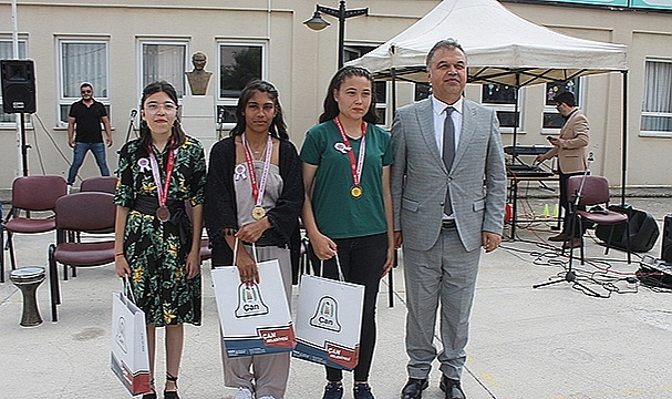 ÖZEL ÇOCUKLARIN MEZUNİYET SEVİNCİ