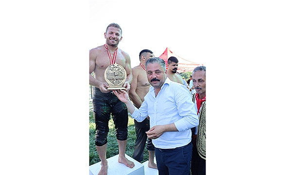 BAYRAMİÇ'TE BAŞPEHLİVAN İSMAİL BALABAN OLDU