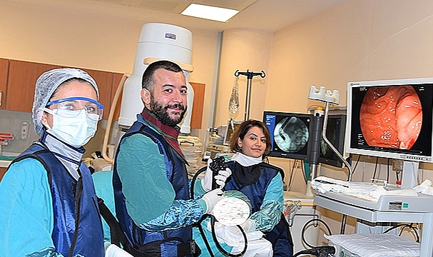 AMELİYATSIZ SAFRA KESESİNDEKİ TAŞTAN KURTULDU