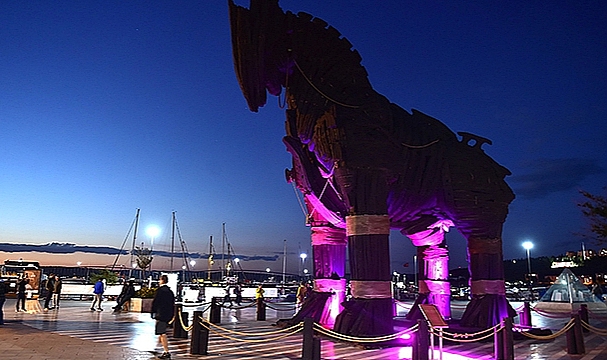 MEME KANSERİ FARKINDALIK AYINDA, TRUVA ATI PEMBE RENGE BÜRÜNDÜ