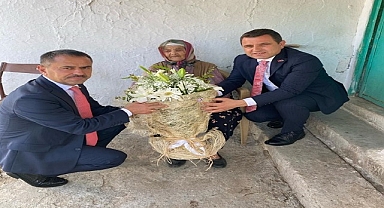 Vali İlhami AKTAŞ, Cumhuriyetle Yaşıt Hanife Teyzeyi Ziyaret Etti