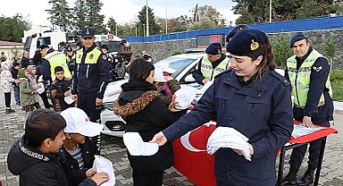 ÖĞRENCİLER JANDARMA PERSONELİ İLE TANIŞTI