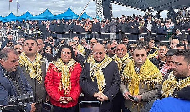 Ezineliler Hafta Sonunu Folklarik Deve Güreşi Heyecanıyla Geçirdi