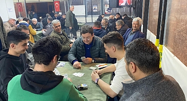 CHP'li Erkek gençlerle kahvede oyun oynadı