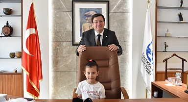 Başkan Erkek, Makam Koltuğunu Çocuklara Devretti