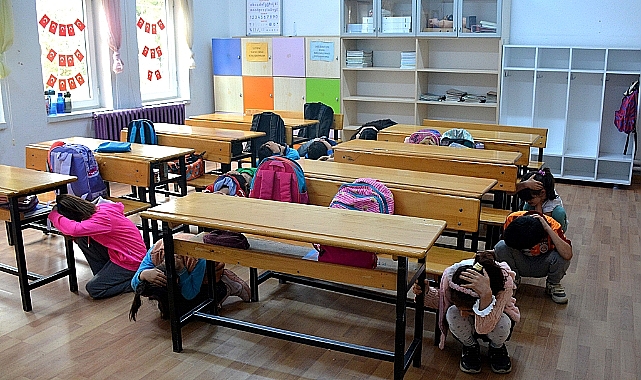 Sinekçi Köyünde; ÇOMÜ Öğrencileri AFAD ile Birlikte Deprem Eğitimi Verdi