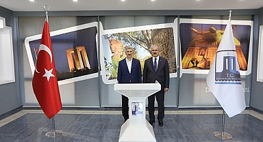 Anayasa Mahkemesi Üyesi İnce, Vali Doç. Dr. Ömer Toraman’a hayırlı olsun ziyaretinde bulundu.