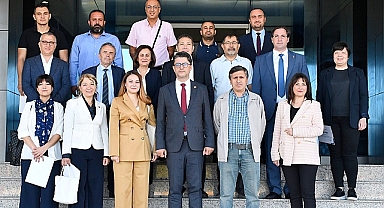 Rektör Erenoğlu, Akademisyenlere teşekkür belgesi takdim etti