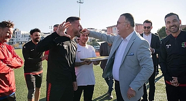 Başkan Arslan, Müsabaka Öncesi Kepez sporlu Futbolculara Baklava İkram Etti.