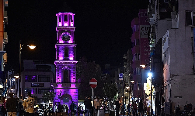 Kent Simgeleri Meme Kanseri Farkındalığı  İçin Işıklandırıldı