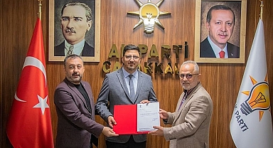 AK Parti Kepez Belde Başkanı Ömer Candan mazbatasını aldı