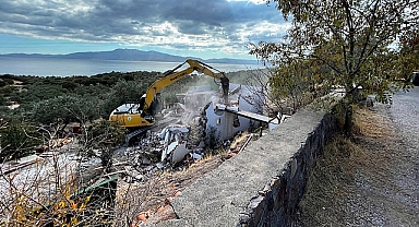 Ayvacık'ta kaçak yapı yıkımları devam ediyor