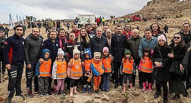 Geleceğe nefes olmak için fidanlar toprakla buluşturuldu.