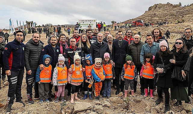 Geleceğe nefes olmak için fidanlar toprakla buluşturuldu.