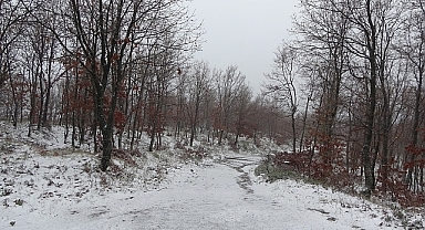 Lapseki'de Yüksek kesimler beyaz örtüye büründü