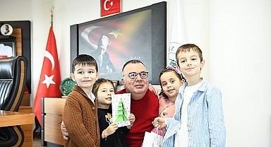 Miniklerden Kepez Belediye Başkanı Arslan'a yeni yıl sürprizi